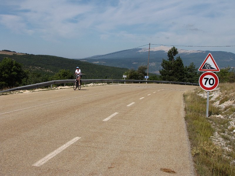 frouwkje bij bord.jpg - Frouwkje heeft het laatste steile stuk van de "vliegenweg" bedwongen.